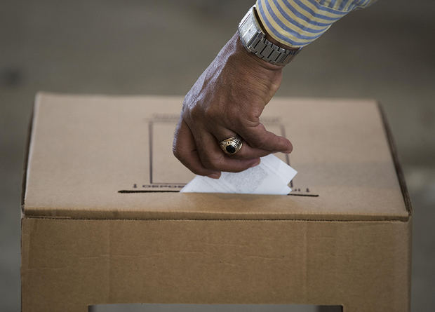 Una mujer vota en las elecciones primarias que celebran de forma simultánea los partidos Revolucionario Moderno (PRM) y de la Liberación Dominicana (PLD), en Santo Domingo (República Dominicana).