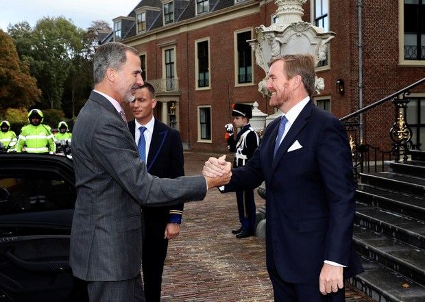 Imagen facilitada por Casa de S.M. El Rey del rey Felipe VI que es recibido por el rey Guillermo Alejandro de Holanda en el Palacio de Huis ten Bosch, antes de presidir el acto de inauguración de la exposición Rembrandt-Velázquez en el Rijksmuseum, la muestra estrella de la conmemoración del 350 aniversario del fallecimiento del maestro holandés, coetáneo del pintor español, este jueves en Ámsterdam.