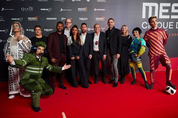 El argentino Leo Messi (6d) y su esposa Antonela Rocuzzo (6i) posan con el equipo del Circo a su llegada al estreno del espectáculo del Cirque du Soleil 'Messi10', en Barcelona.