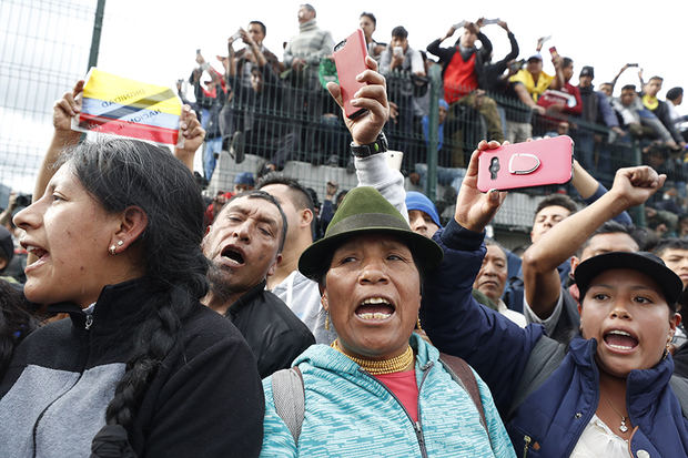 Indígenas participan en una manifestación contra las medidas económicas adoptadas por el Gobierno presidido por Lenin Moreno tras un acuerdo con el Fondo Monetario Internacional, este jueves en Quito (Ecuador). 