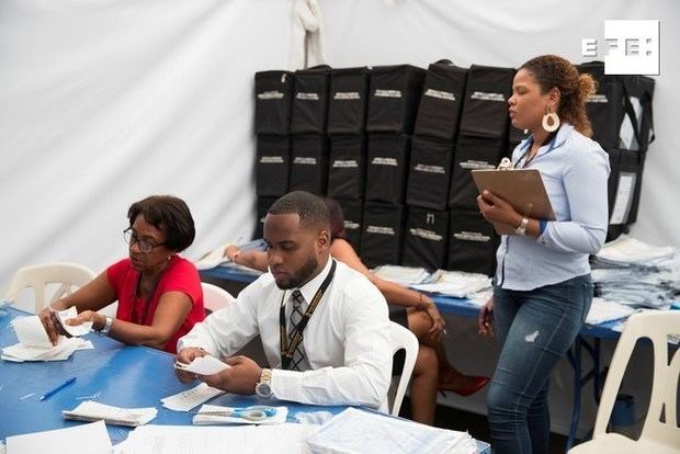 Empleados de Junta Central Electoral (JCE) de la República Dominicana realizan el recuento manual de la totalidad de los votos emitidos en las primarias del Partido de la Liberación Dominicana (PLD) para la elección del candidato a la Presidencia.