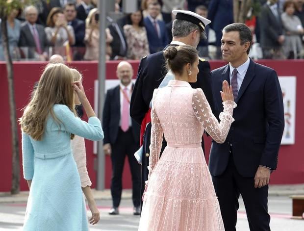 Los reyes presiden el desfile marcado por el accidente de un paracaidista.