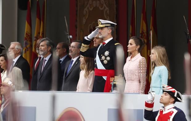 Los reyes Felipe y Letizia, han presidido este sábado un desfile del Día de la Fiesta Nacional marcado por el accidente sufrido por el paracaidista que portaba la bandera nacional, quien ha chocado con fuerza contra una farola al inicio de la celebración. 82s