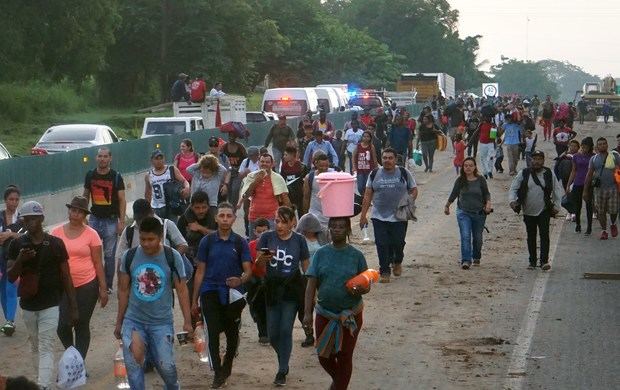 Una nueva caravana con cerca de dos mil migrantes entre cubanos, haitianos, africanos y centroamericanos emprende su camino con destino al norte este sábado, desde el parque central Miguel Hidalgo, en la ciudad de Tapachula, en el estado de Chiapas (México).