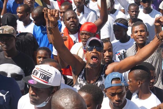 Decenas de miles de personas participan en una protesta para exigir la renuncia del presidente haitiano, Jovenel Moise, este domingo, en Puerto Príncipe (Haití). Decenas de miles de personas se manifestaron este domingo en Puerto Príncipe de forma pacífica para exigir la renuncia del presidente haitiano, Jovenel Moise, en una protesta convocada por cantantes. 