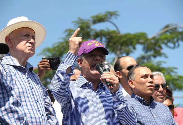 El expresidente dominicano Leonel Fernández habla este lunes ante cientos de seguidores que llegaron hasta las puertas de la Junta Central Electoral, donde endureció su discurso contra las autoridades electorales y se puso al borde de la ruptura con su partido a raíz de las elecciones primarias, en las que denuncia que se cometió un 'fraude' y un 'crimen bochornoso'.