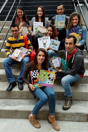 Fundadora de Little Bookmates, Ariadna Trapote posando con su equipo de trabajo al término de una entrevista en Ciudad de México. 