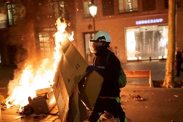 Participantes en los disturbios que se han producido esta noche tras la concentración convocada junto a la Delegación del Gobierno en Barcelona, durante la segunda jornada de protestas contra la sentencia condenatoria del Tribunal Supremo a los líderes independentistas del procés.