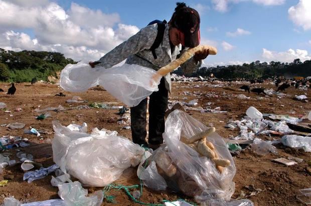 La señora María González, de 42 años de edad, recoge pan en el basurero municipal de la capital guatemalteca, el 12 de septiembre de 2019, día en el que se clausura la conferencia latinoamericana sobre el hambre y la miseria, en Ciudad de Guatemala (Guatemala). Latinoamérica pierde o desperdicia cada año 127 millones de toneladas de alimentos (223 kilos por habitante), mientras solo en EE.UU. la cifra ronda los 126 millones, un problema que ha escalado a la par del hambre creciente en el continente. 