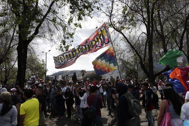 Un grupo de personas fue registrado este lunes al celebrar con banderas el acuerdo alcanzado entre el presidente, Lenín Moreno, y el movimiento indígena, en Quito (Ecuador).