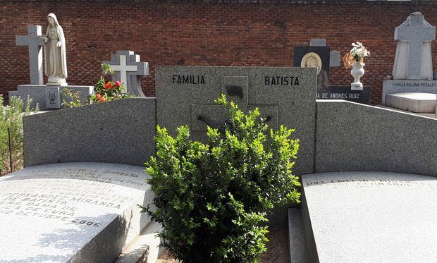 Sepultura del dictador cubano Fulgencio Batista (1901-1973) y de su familia en el cementerio de San Isidro, en Madrid. El próximo traslado de los restos del dictador español Francisco Franco a un cementerio madrileño hará que ambos, igual que el dominicano Rafael Leónidas Trujillo, reposen en distintos lugares de la capital española. Los restos de Franco y Trujillo estarán, además, en el mismo cementerio, en el barrio de El Pardo.