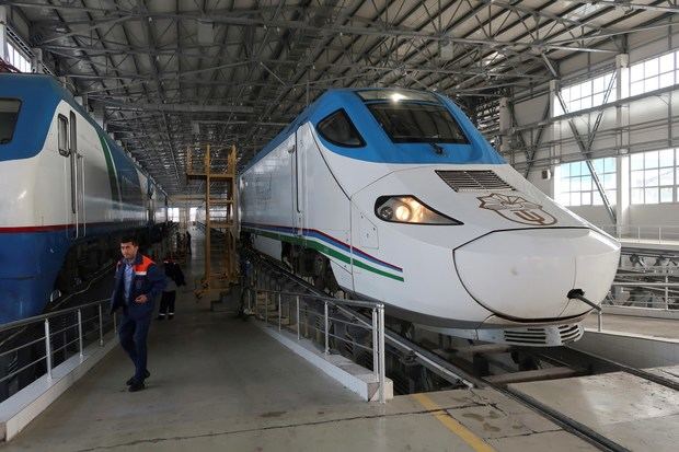 El tren español de alta velocidad de Talgo, el símbolo de la apertura al exterior de Uzbekistán, lleva a cientos de miles de turistas hasta las joyas de la antigua Ruta de la Seda, situadas en el corazón de la antaño inhóspita Asia Central. En la imagen, Centro de Mantenimiento de Talgo en Tashkent.