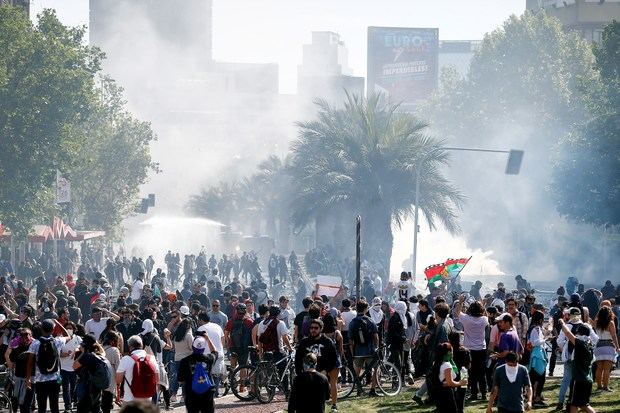 Cientos de personas protestan en la Plaza Italia este domingo durante una nueva jornada de manifestaciones en Santiago (Chile).