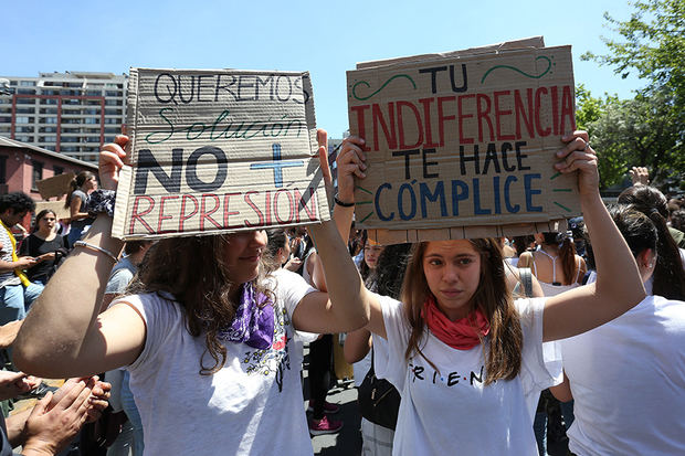 Cientos de personas se manifiestan durante una jornada de protestas este en Santiago, Chile.