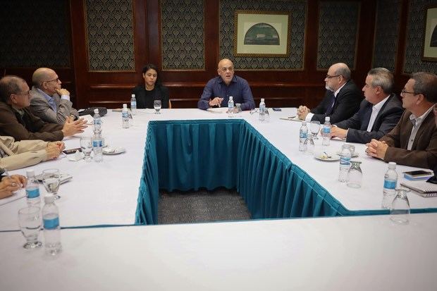 El ministro de Comunicación de Venezuela, Jorge Rodríguez (c-d), participa este lunes en la instalación de la mesa de dialogo entre el Gobierno y algunos partidos políticos de oposición, donde se debate la conformación de un nuevo Consejo Nacional Electoral, economía nacional y partidos políticos.