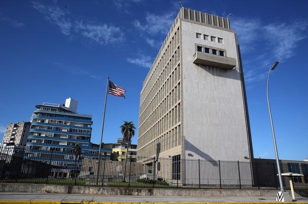 El presidente estadounidense, Donald Trump, ha endurecido la política hacia Cuba con reducciones del personal diplomático, el aumento del embargo comercial, restricciones a los cruceros y limites a los viajes de estadounidenses a la isla. En la imagen un registro de la embajada de EE.UU. en La Habana (Cuba). 