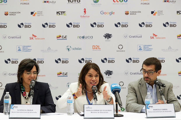 La ministra de Educación de Panamá, Maruja Gorday de Villalobos (c), fue registrada este lunes, junto a Verónica Zavala (i) y Marcelo Cabrol (d), funcionarios del Banco Interamericano de Desarrollo (BID), durante la conferencia de prensa del evento 'El futuro ya está aquí: habilidades transversales en América Latina y el caribe en el siglo 21', en Ciudad de Panamá.