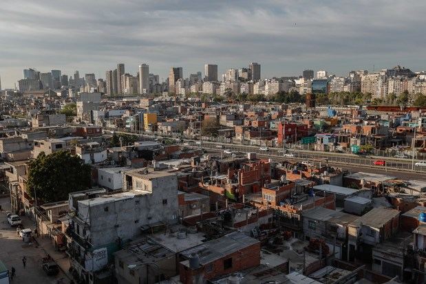 Fotografía de archivo del 3 de octubre de 2019 muestra una vista aérea de la villa 31 en Buenos Aires (Argentina).