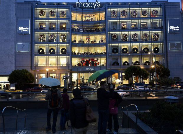 La decisión de Macy's, que opera 680 establecimientos bajo ese nombre, así como los establecimientos de lujo Bloomingdales en 43 estados, el distrito de Colombia, Guam y Puerto Rico, sigue a anuncios similares hechos por marcas como Gucci y Michael Kors.