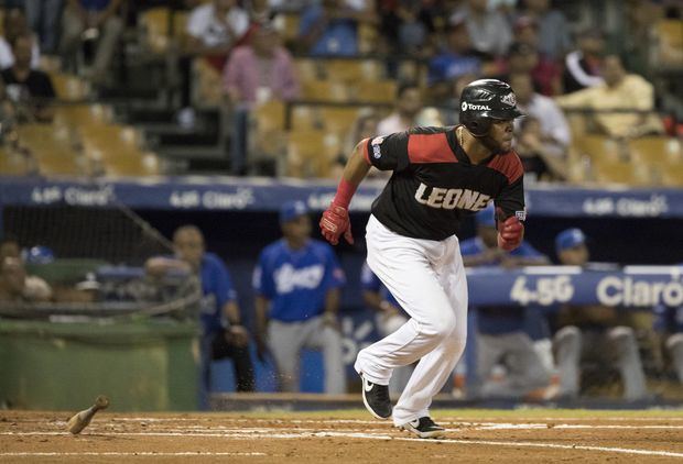 La jornada del martes deja a Leones en la cima con 8 y uno, seguidos por Gigantes (5 y 4), mientras Tigres y Águilas comparten el tercer puesto con cuatro victorias y cinco derrotas. En la imagen el registro de otra actuación de los Leones del Escogido.