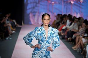 Una modelo fueron registrada este miércoles al desfilar con diseños de la marca Camila, durante la segunda jornada de la XIV edición de Dominicana Moda.