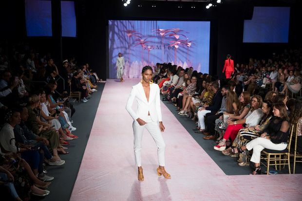 Modelos fueron registradas este miércoles al desfilar con diseños de la marca Camila, durante la segunda jornada de la XIV edición de Dominicana Moda, en la ciudad colonial.
