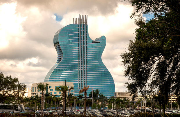 Una vista del primer hotel con forma de guitarra del mundo en el día inaugural en Seminole Hard Rock Hotel & Casino Hollywood, Florida. El hotel cuenta con un spa, espacio para reuniones y convenciones, y un lugar de entretenimiento, luego de una expansión de 1.500 millones de dólares.