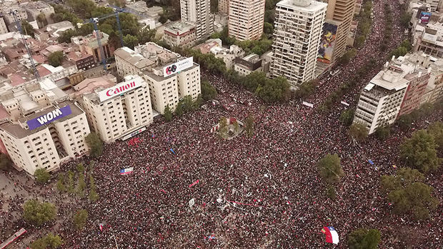 Fotografía aérea que muestra a miles de manifestantes reunidos este viernes para pedir la renuncia del presidente chileno, Sebastián Piñera, en los alrededores de la Plaza Italia de Santiago (Chile).