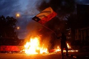 Noche de toques de queda en 9 regiones de Chile tras una histórica marcha social