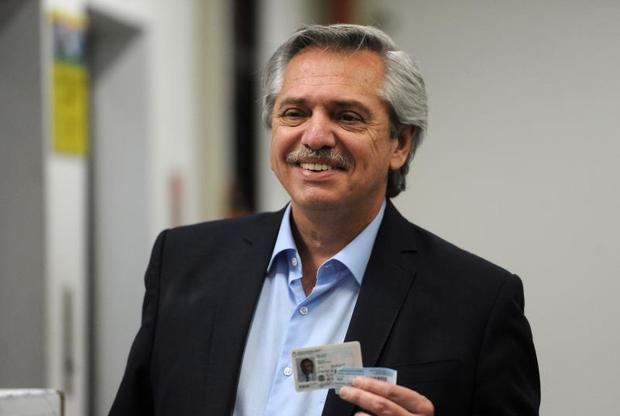 El candidato presidencial por el Frente de Todos, Alberto Fernández, vota este domingo en el barrio Puerto Madero de Buenos Aires (Argentina). EFE/Enrique García Medina