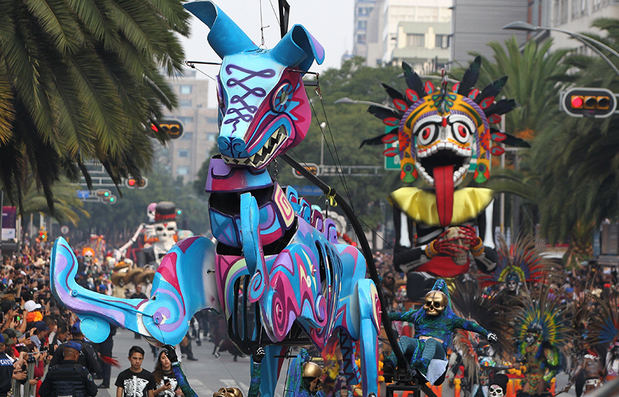 Coloridas y creativas carrozas adornaron este domingo las avenidas de la capital mexicana, con motivo de la celebración del tradicional desfile del Día de Muertos, en Ciudad de México (México).