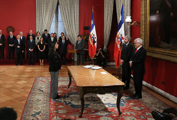 El presidente de Chile, Sebastián Piñera, toma juramento a la nueva ministra de la Secretaría general de Gobierno, Karla Rubilar, durante una ceremonia de cambio de gabinete, este lunes en el palacio de La Moneda, en Santiago, Chile.