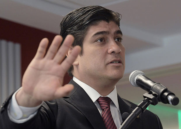 En la imagen un registro del presidente de Costa Rica, Carlos Alvarado, quien recibió este miércoles al mandatario electo de Guatemala, Alejandro Giammattei. 