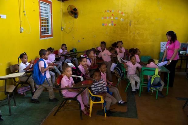 Niños asisten a clase el martes 29 de octubre en la escuela Cometas de Esperanza, institución levantada en el barrio La Mosca, cerca al vertedero Rafey en Santiago (República Dominicana). 