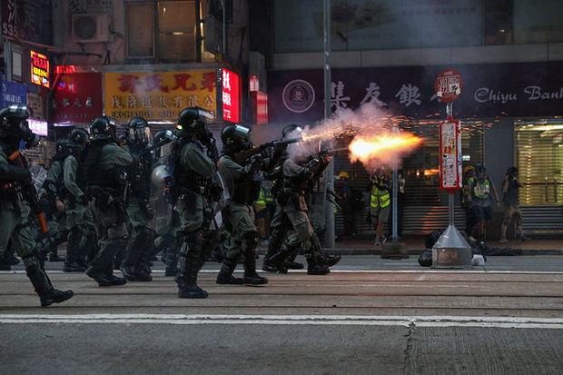 Violentos choques en Hong Kong entre la Policía y grupos de manifestantes.