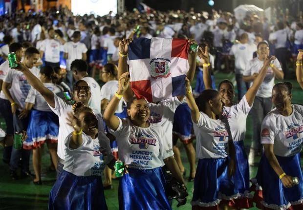 Dominicanos baten un récord Guinness bailando merengue.