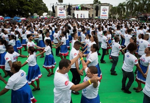 Dominicanos baten un récord Guinness bailando merengue