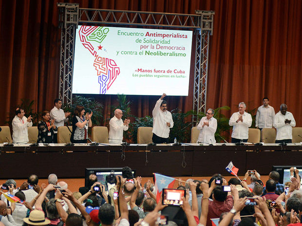 El general del Ejército Raúl Castro Ruz (3-d), primer secretario del Comité Central del Partido Comunista de Cuba (PCC); el presidente de la República, Miguel Díaz-Canel (2-d); y el presidente de Venezuela, Nicolás Maduro (c), quienes asisten a la clausura del Encuentro Antimperialista de Solidaridad, por la Democracia y Contra el Neoliberalismo en el Palacio de Convenciones, en La Habana, Cuba, el 3 de noviembre de 2019.