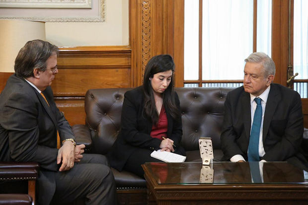 Fotografía cedida que muestra al presidente de México, Andrés Manuel López Obrador (d), y el canciller Marcelo Ebrard (i), quienes mantienen una conversación telefónica este martes, con el presidente de Estados Unidos, Donald Trump, en Palacio Nacional, en Ciudad de México.