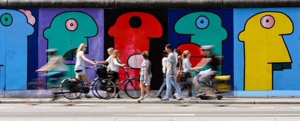 Vista de uno de los murales pintados en el muro de Berlín (Alemania).