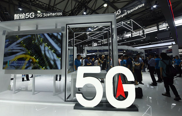 Varios visitantes se acercan a un stand de la tecnología 5G, en el Mobile World Congress de Shanghái (China).