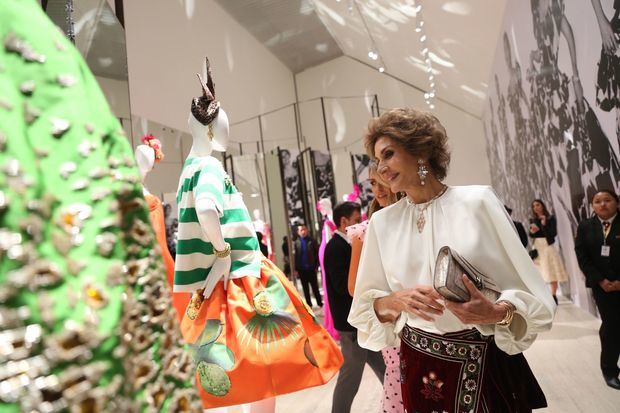 Visitantes observan este jueves la exposición 'Naty Abascal !y la moda!', en el Museo Jumex de Ciudad de México (México). La muestra reúne a diseñadores como Óscar de la Renta, Valentino, Yves Saint Laurent, entre otros cuyas creaciones han sido lucidas por la reconocida modelo.