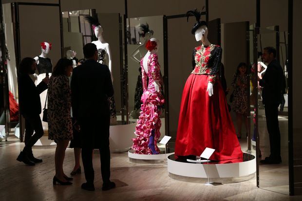 Visitantes observan este jueves la exposición 'Naty Abascal !y la moda!', en el Museo Jumex de Ciudad de México (México). La muestra reúne a diseñadores como Óscar de la Renta, Valentino, Yves Saint Laurent, entre otros cuyas creaciones han sido lucidas por la reconocida modelo. 