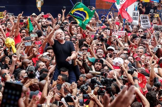 La excarcelación de Lula aumenta la polarización en Brasil
Simpatizantes del expresidente de Brasil Luiz Inácio Lula da Silva (c) lo llevan en hombros este sábado en Sao Bernardo do Campo (Brasil), su cuna política, en su primer día en libertad después de 1 año y 7 meses entre rejas. EFE/Sebastião Moreira