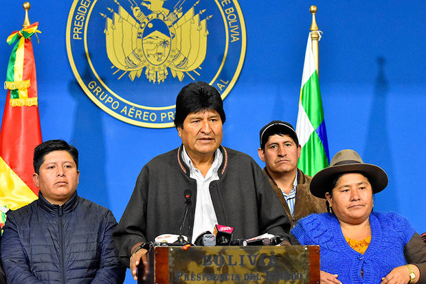 El presidente de Bolivia, Evo Morales (2-i), habla durante una breve comparecencia este domingo en el hangar presidencial de El Alto (Bolivia). 