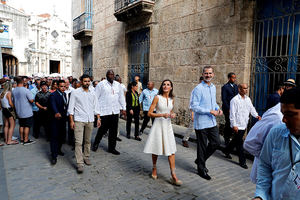 os Reyes durante un paseo por la 'Habana Vieja' en su visita de Estado de tres días a Cuba, la primera de la historia que hace un monarca español, que coincide con el 500 aniversario de la fundación de La Habana.