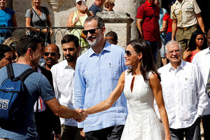 Los Reyes durante un paseo por la 'Habana Vieja' en su visita de Estado de tres días a Cuba, la primera de la historia que hace un monarca español, que coincide con el 500 aniversario de la fundación de La Habana.
