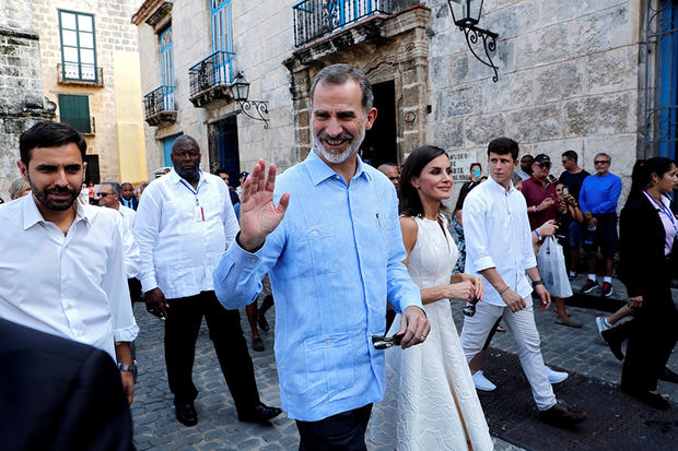 Los Reyes durante un paseo por la 'Habana Vieja' en su visita de Estado de tres días a Cuba, la primera de la historia que hace un monarca español, que coincide con el 500 aniversario de la fundación de La Habana.