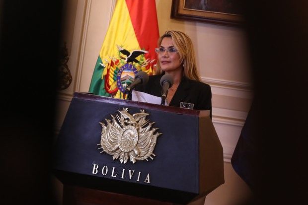 La mandataria interina de Bolivia, Jeanine Áñez, ofrece un discurso este miércoles, en Palacio Quemado, en La Paz, Bolivia.