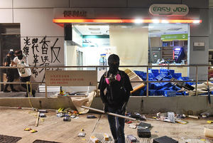Hong Kong amanece por cuarto día con carreteras cortadas y gas lacrimógeno
 